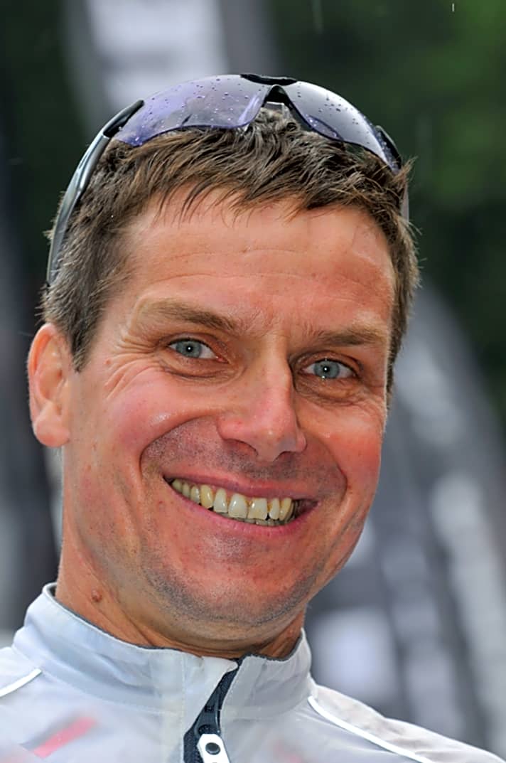   Dirk Zedler, 46 Jahre, 68 Kilo, Dipl.-Ingenieur, Fahrrad-Sachverständiger und TOUR-Tester, Triathlet und Hobby-Rennfahrer seit 24 Jahren, rund 9.000 Jahreskilometer. Erfahrung mit Carbonlaufrädern vor der Transalp: rund 20.000 Kilometer 