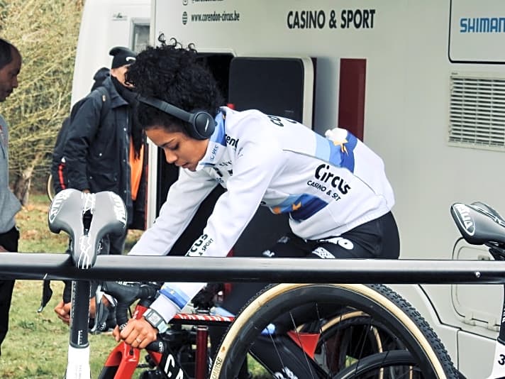   Der richtige Beat, um den Körper auf die Rennbelastung vorzubereiten: Ceylin Alvarado auf der Rolle vor einem Cyclocross-Rennen.