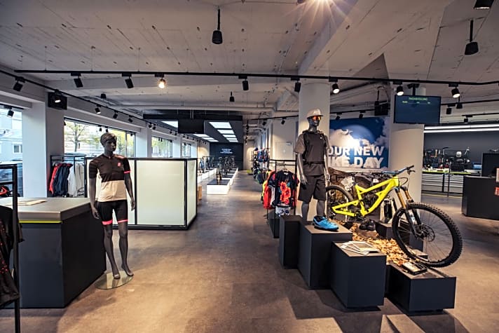   Auf über 300 Quadratmeter Ausstellungsfläche kann man von Mountainbikes über E-Bikes bis hin zum Rennrad sämtliche Rose-Modelle begutachten.