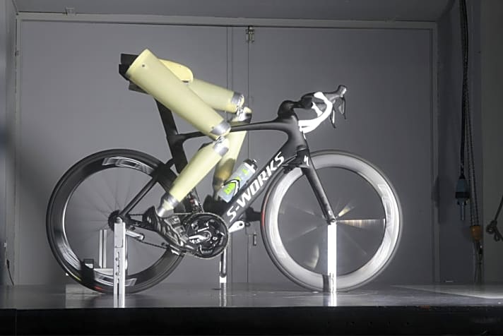   Wie aerodynamisch ein Rennrades ist, wird für Wettkampf-Rennräder im Windkanal gemessen.