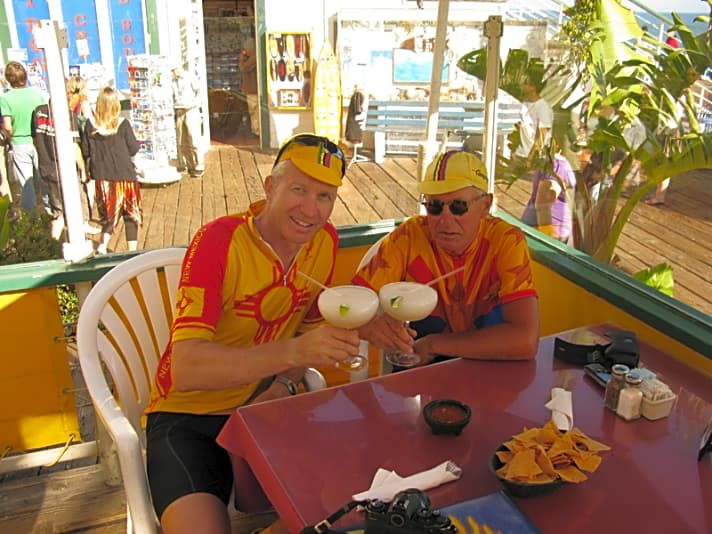   Ende der Strapzen :Pete Mijnssen (links) und Autor Dres Balmer gönnen sich einen Margarita am Pazifik bei Santa Monica/Los Angeles 