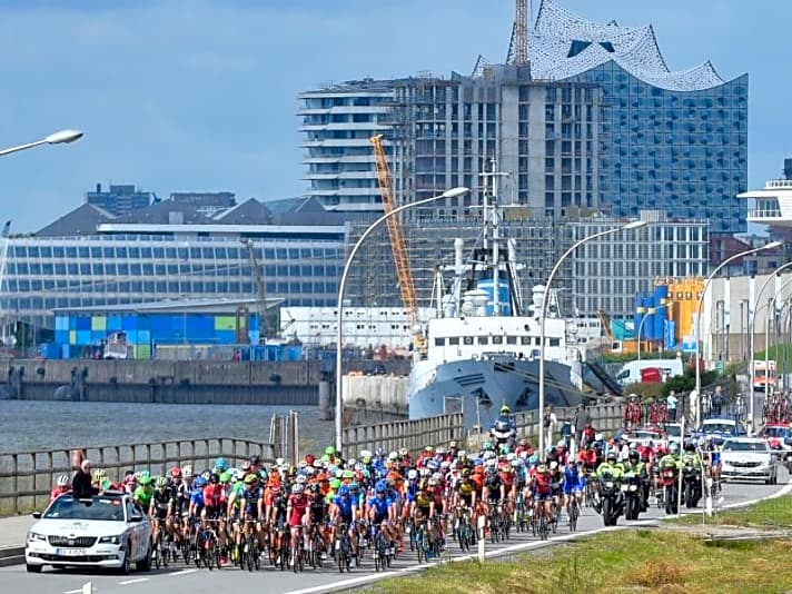   Auch die Radprofis müssen 2020 auf die Hamburger Hafenkulisse verzichten.   	 Foto: dpa 
