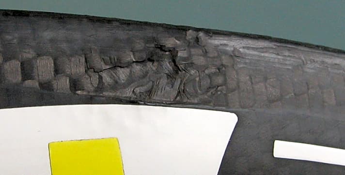   Schaden 3: Hier hat die Bremse richtige Löcher in die aufweichende Felgenflanke gerissen 