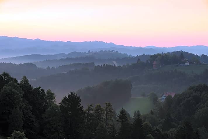   Tagesanbruch: Wiesen, Wälder, Weiler – in der Südsteiermark ist die Landschaft ein Genuss 