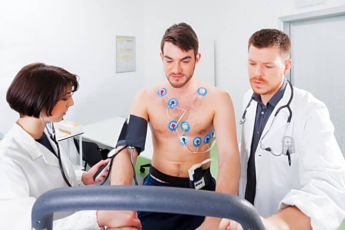   Beim Sportarzt: Manchmal ist ein ärztlicher Check mit Belastungs-EKG sinnvoll – bevor man ins HIT-Training einsteigt.