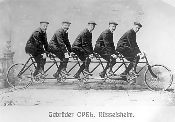   Die fünf Opel-Brüder – hier auf ihrem Quintuplet – fuhren zu Beginn des 20. Jahrhunderts auf ihren Rädern zusammen über 560 Siege ein.