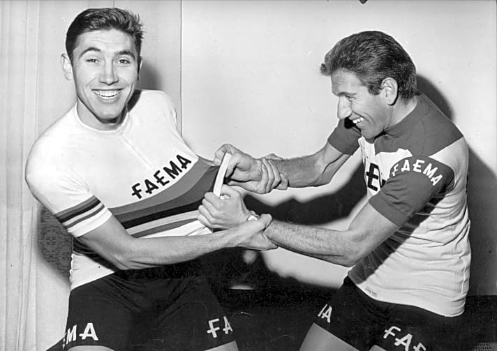 Eigentlich möchte Eddy Merckx sein Regenbogentrikot nicht hergeben. Am Ende jedoch verdiente es sich sein Teamkollege Vittorio Adorni in Imola im Wettkampf. Das war 1968