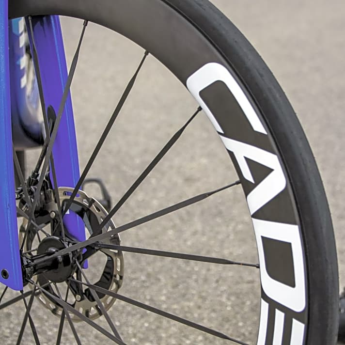 Die  neuen Cadex-Laufräder mit Carbonspeichen sind leicht und schnell, aber auf bestimmte Reifen beschränkt
