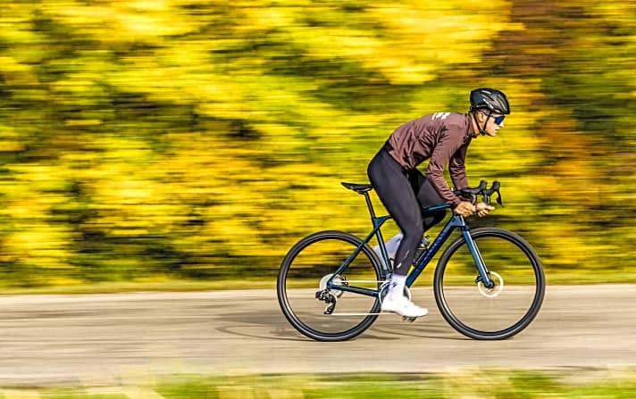   Asphalt oder Schotterweg? Mit aktuellen Marathonrädern ist beides möglich, viele lassen inzwischen Platz für bis zu 38 Millimeter breite Reifen  