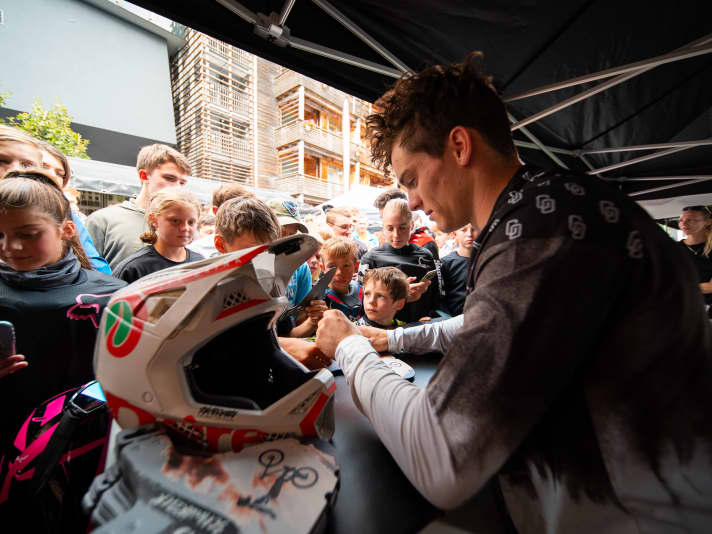 Elias Schwärzler kümmert sich bei der BIKE Academy in Leogang um die Kids.