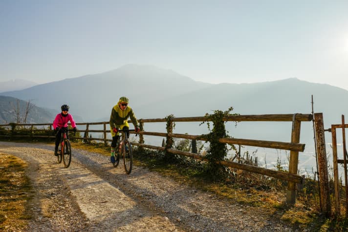 BIKE-hoofdredacteur Henri Lesewitz en online redacteur Sandra Schuberth hebben de route van de Lake Bash Gravel Challenge al uitgeprobeerd. Conclusie: Steile beklimmingen en scherpe afdalingen bieden gravel bikers veel uitdagingen op het BIKE Festival in Riva.