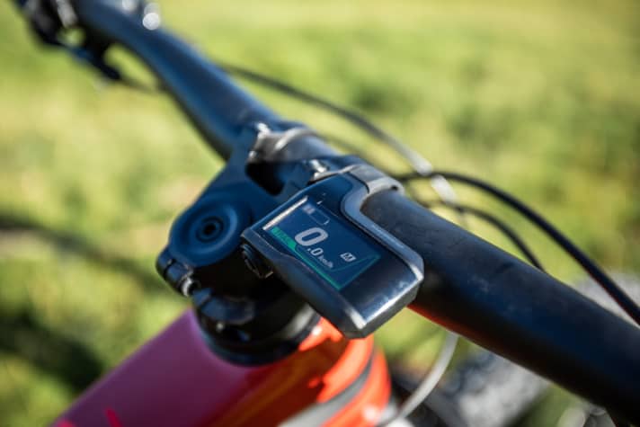   Das Shimano-Display sitzt bei Stürzen sicher und geschützt neben dem Vorbau.