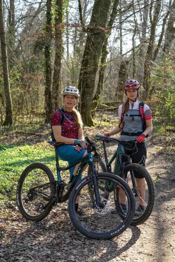   BIKE-Redakteurin Gitta Beimfohr (links) und Testfahrerin Laura Merk waren sichtlich angetan von der Leistung der neuen Frauen-Bikes. 
