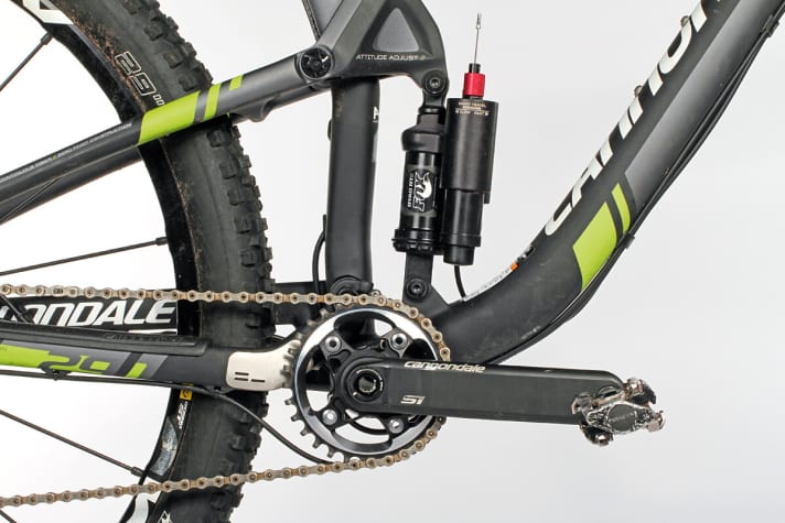   Der Cannondale-exklusive Fox-DYAD-Dämpfer bietet zwei Federwege und Charakteristiken. Gut geschützt: Kettenstrebe und Unterrohr.