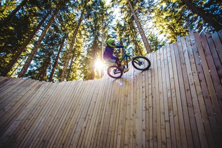   Der Holzanlieger im Bikepark Wagrain ist perfekt gebaut. Anfänger können weiter unten bleiben, Mutige bis ganz nach oben fahren.