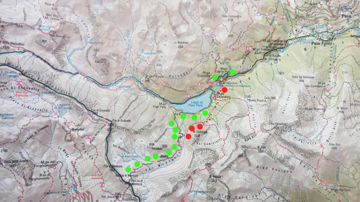   Hier die beiden Wege von der Forcellina di Montozzo hinunter. Der grüne ist die Mountainbike-Route, der rote der Weg für Wanderer.
