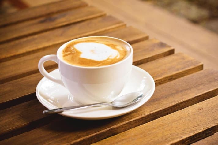   Cappuccino besteht meist aus einem Espresso und der dreifachen Menge aufgeschäumter Milch.