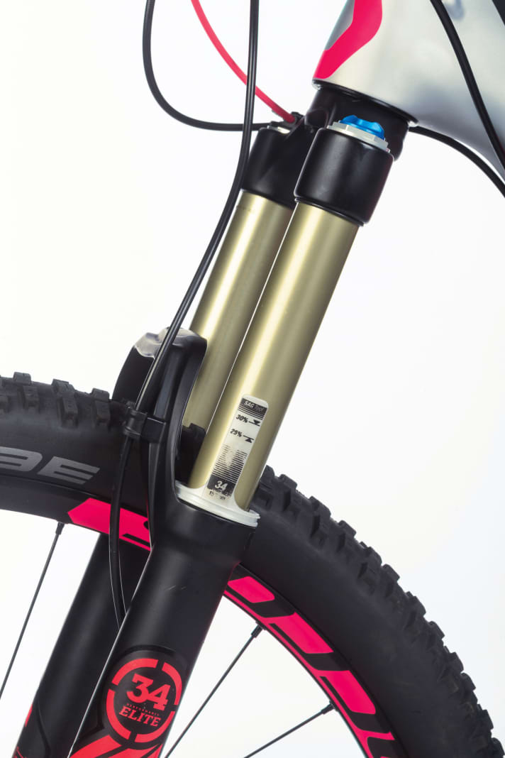   Fahrwerkseinstellung: Bei Scott legt man großen Wert darauf, dass Frau auch wirklich alles aus ihrem Bike herausholt. Ein Klipp an Gabel und Dämpfer verrät das optimale Setup mit Gewichtstabelle.