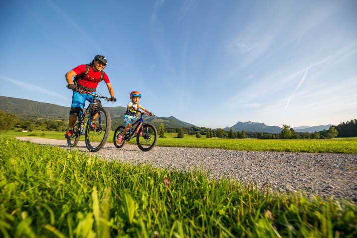   Perfekte Kulisse, um erste Bike-Luft zu schnuppern: Das Chiemgauer Alpenvorland.
