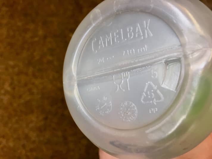   Viele Hersteller – wie im Bild Camelbak – versprechen, dass die Flasche kein BPA enthält. Die Logos auf der Unterseite vieler Flaschen dienen als Anhaltspunkt.