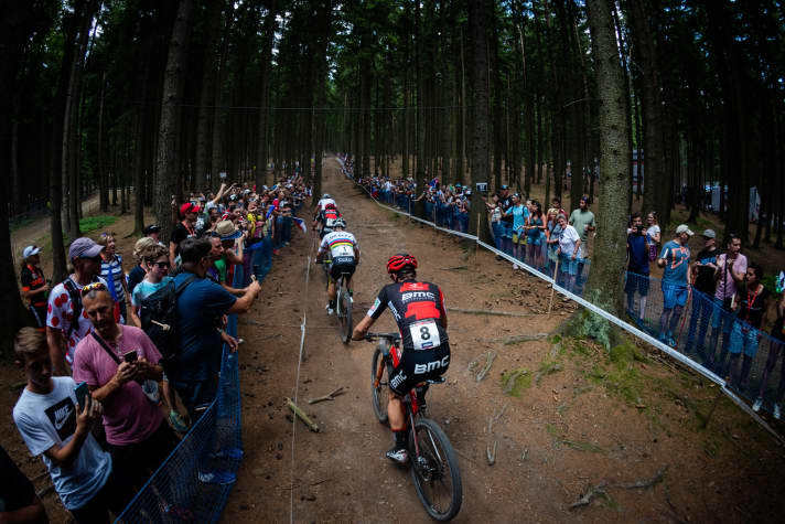  Nino Schurter musste sich gegen viele Attacken durchsetzen. In der Mitte des Rennens setzten ihm vor allem van der Poel (vorne, in weiß) und die BMC-Fahrer Lars Forster und Tituan Carod zu.