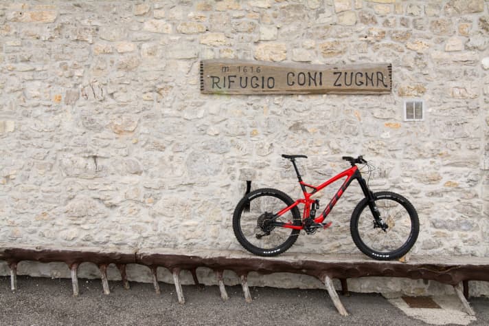   Zwischenstopp im Rifugio am Monte Zugna. Die Trails dort, oberhalb von Rovereto, sind erstklassig und waren ein perfektes Testgelände für das Felt Compulsion.
