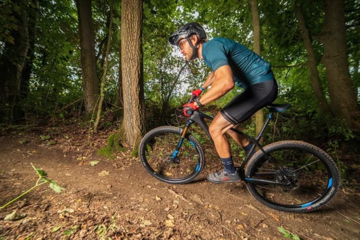   Wir konnten bereits eine kurze Runde auf dem neuen Cube Elite C:68X drehen. Das Bike hängt gut am Gas und besaß einen spürbar hohen Komfort.