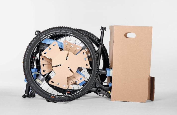   Propain erlaubt viel Individualisierung bei seinen Bikes und kommuniziert mit seinen Kunden kompetent-sympathisch. Ein kleiner Versandkarton wie bei Propain bedeutet automatisch mehr Montageaufwand beim Kunden.