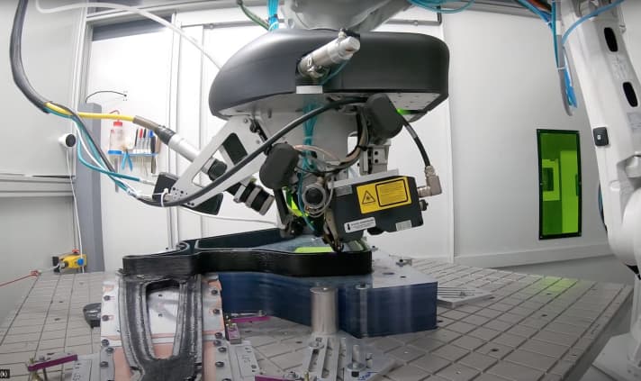   Ein mit einem Laser bestückter Roboter klebt haarfeine Carbon-Fasern in einem vollautomatisierten Prozess übereinander. Diese Fertigungsmethode hat Arevo für den Flugzeugbau entwickelt und will so die Superstrata-Bikes drucken.