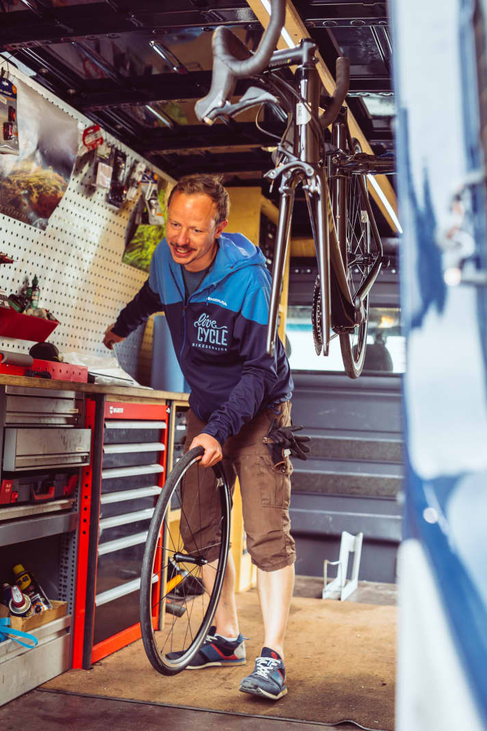   In ausgebauten Transportern haben die Mechaniker von Livecycle eine voll ausgestattete Werkstatt parat. So sind die allermeisten Reparaturen direkt beim Kunden zu Hause möglich.