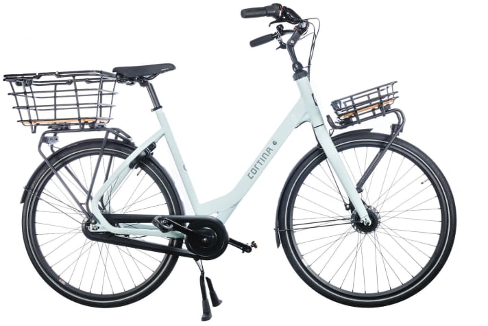    AWARD WINNER - Cortina Common  Hersteller: Kruitbosch Zwolle - Jury Statement: Das Common ist ein sehr schönes Shopping-Rad zum günstigen Preis. Uns gefällt besonders das reduzierte Design mit den innenverlegten Kabeln. Eine gute Idee ist auch, dass sich der Lenker beim Beladen fixieren lässt, damit das Fahrrad nicht aus dem Gleichgewicht gerät.