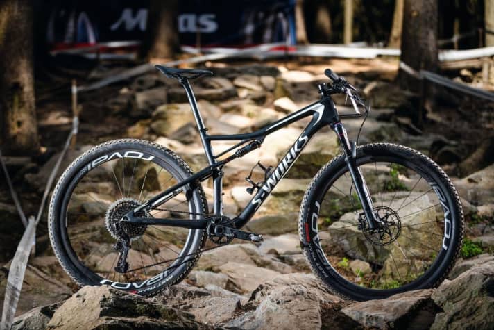   Specialized S-Works Epic: 9,7 kg / 105/107 mm / 29 Zoll – 8999 Euro.