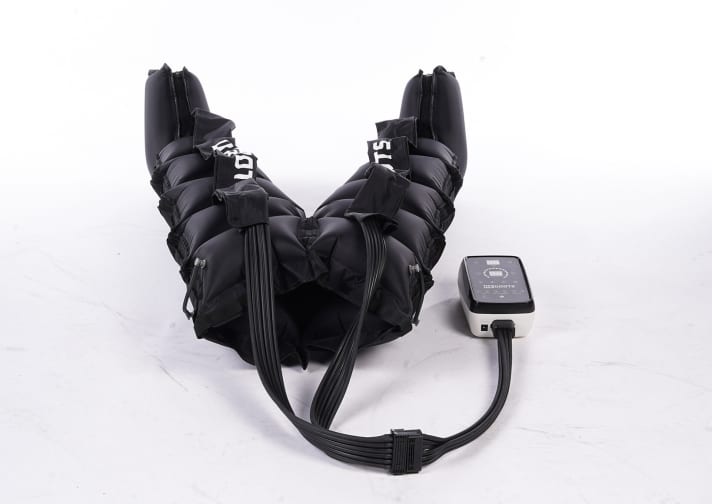   Im Gegensatz zur klassischen Stiefel-Variante mit acht Luftkammern pro Bein besitzt die neue Hosen-Version nur sechs Kammern pro Seite. Ob sich der Luftdruck Kammer für Kammer langsam nach oben arbeitet, ober ob alle sechs Kammern vollgepumpt werden, um dann wieder bei Null zu beginnen, lässt sich mit einem Tastendruck einstellen. 
