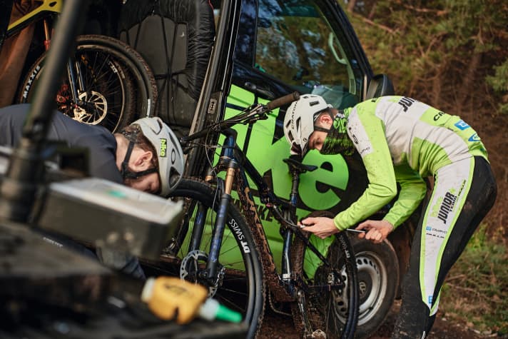   Die im BIKE-Testlabor ermittelten Messwerte offenbaren vieles, aber nicht alles. Erst beim Praxistest auf der Rennstrecke entscheidet sich, welche Räder wirklich stimmig und schnell sind.
