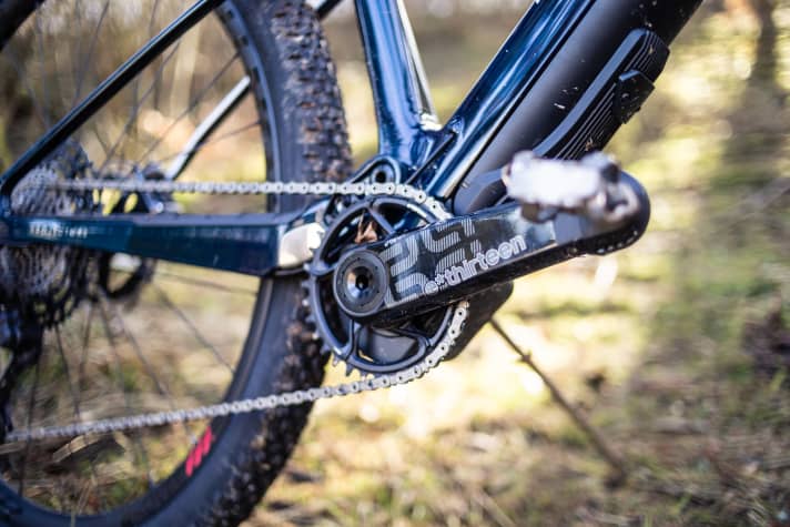   Durch  die fest verbaute Getriebe-Tretlager-Einheit (1,3 Kilogramm) wiegt das  E-Caliber trotz sündhaft teurer Ausstattung selbst ohne Motor und Akku immer noch 13,45 Kilogramm (Trek E-Caliber 9.9 XTR in Größe L).
