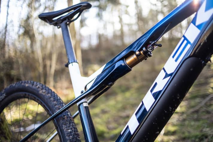   Ist das ein Fully oder ein Hardtail? Der Hinterbau mit nur einem definiertem Drehpunkt und Iso-Strut-Dämpfer liegt rotationsfrei am Oberrohr an. Das Ergebnis: 60 Millimeter Federweg und die Steifigkeit eines Carbon-Hardtails. 