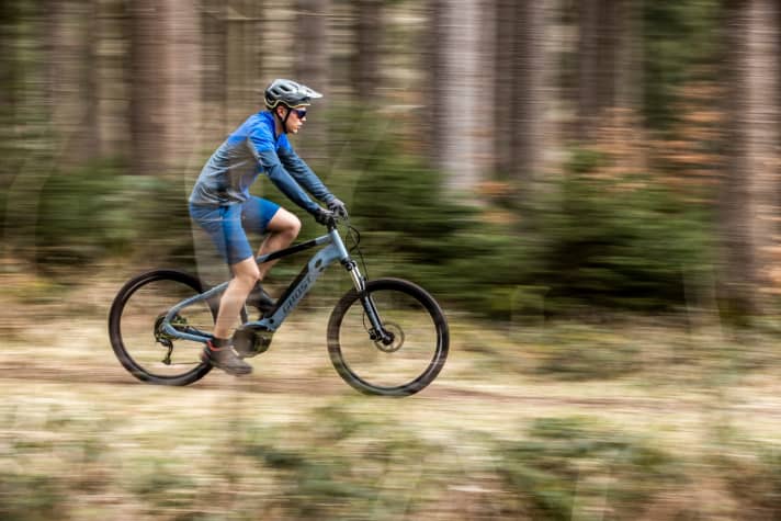   Leichte Waldpfade und Schotterpisten kann man mit E-MTB Hardtails fahren. Wenn es gröber wird, liegen vollgefederte E-Bikes klar im Vorteil.