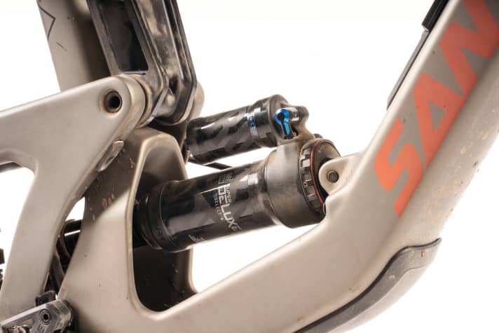   Santa Cruz Megatower C: Der Rockshox-Dämpfer sorgte für eine hohe Sensibiliät, dafür stand die Fox 38 besser im Federweg. Eine einstellbare Druckstufe am Dämpfer könnte die Balance verbessern.
