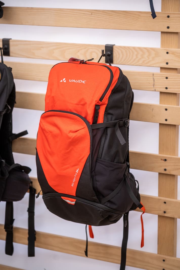   Auch ohne Regen-Cover hält der Vaude Bike Alpin 28 Pro bei leichtem Regen das Gepäck trocken. Preis: ca. 160 Euro
