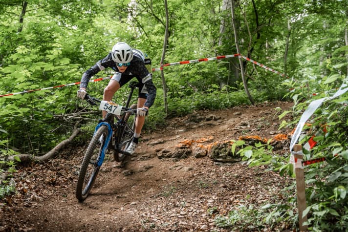   Am Sonntag läuft es für Elias genauso rund. Beim XCO-Rennen zieht er durch und steigt wieder ganz oben auf das Siegertreppchen.