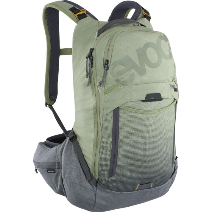   Der neue Trail Pro ist die ideale Wahl für ausgedehnte Enduro-Touren. Trotz Level-2-Protektor hält sich das Gewicht in Grenzen. Mit der Kombi aus beweglichen Schultergurten, mächtigen Hüftflügeln und dem bewährten Stretch-Gurt umklammert er den Träger förmlich in der Abfahrt und sitzt enorm sicher. Weit öffnende Fächer gewähren perfekte Übersicht über den Inhalt, in die voluminösen Hüfttaschen passt sogar ein Smartphone. Lediglich die mäßige Belüftung, das Trinkblasen-Handling und der stolze Preis geben Anlass für etwas Kritik. <a href="https://www.awin1.com/cread.php?awinmid=11768&awinaffid=471469&clickref=B+Evoc+Trail+Pro+Rucksack&ued=https%3A%2F%2Fwww.rosebikes.de%2Fevoc-trail-pro-16-l-protektor-rucksack-2694603%3Fproduct_shape%3Dlight%2Bolive%252Fcarbon%2Bgrey" target="_blank" rel="noopener noreferrer nofollow">Der Trail Pro 16 Protektor-Rucksack von Evoc kostet bei Rosebikes aktuell 189 Euro statt 209 Euro</a> *.
