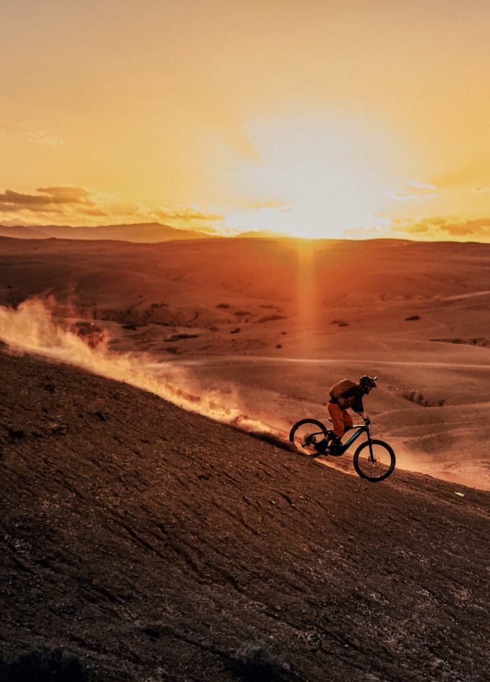 Magische momenten: Tijdens de zonsondergangrit in de woestijn surfen Christian en Andi in brede bochten over een duin.