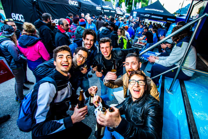 Een goede feestsfeer mag niet ontbreken op het BIKE Festival Garda Trentino in Riva in 2023.