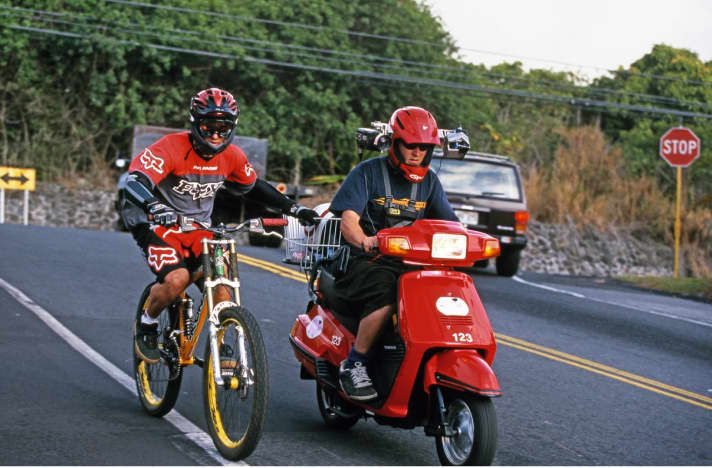 Het begin (2000): Voor het eerste deel van de NWD-serie filmde Derek Westerlund (rechts) in Hawaï. Want hij hoorde over een biker die als geen ander op steile wegen op het achterwiel surft. De toen onbekende biker was Bobby Root (links).  Zijn rol in de film hielp de charismatische Amerikaan aan een professionele carrière.