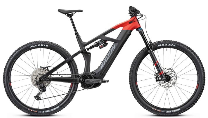 Als ausgewachsenes All Mountain ist das Radon Render etwas anspruchsvoller zu fahren als die güns­tigen Tourer, lässt sich aber auch von hartem Gelände nicht aus der Ruhe bringen. Gibt’s schon für 4499 Euro mit Bosch CX, 625er-Akku und Fox-Fahrwerk.
