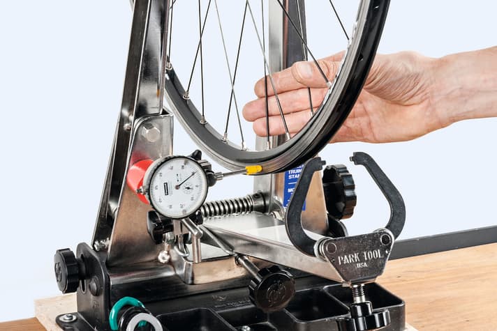 Rennrad-Werkstatt: Speichen spannen & Seitenschlag zentrieren | TOUR