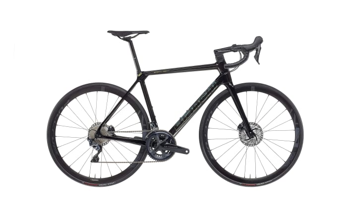   Schwarzer Glanz: Die neue Farboption soll 80 Gramm Gewicht einsparen gegenüber dem bekannten Bianchi-Celeste.