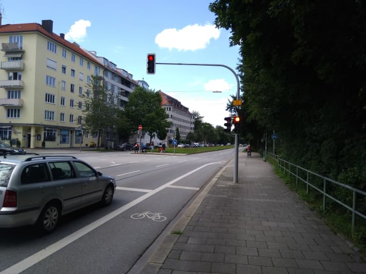  Fahrradfahrer müssen die Ampeln für den Fahrverkehr beachten. Hier zeigt zusätzlich eine Haltelinie auf dem Radweg an, dass Sie auch mit dem Fahrrad bei Rot halten müssen.