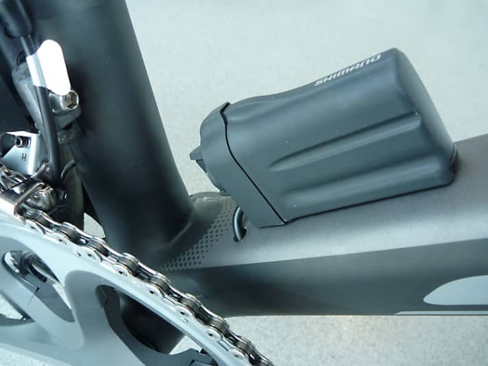  Der Akku der DI2 ist auf dem Unterrohr befestigt. Ebenfalls zu erkennen ist die Öffnung für das Kabel zur Stromversorgung. In der Serie soll das Kabel durch eine Gummitülle in der Rahmenöffnung abgedichtet werden, damit kein Wasser eintreten kann