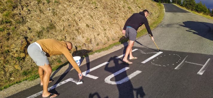 Fans bemalen die Straße auf den Granon